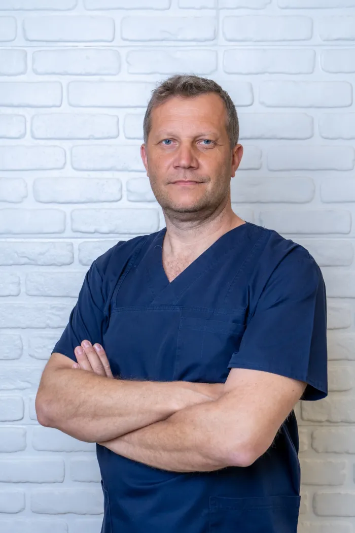 Dr. MSc. Bónis Csaba - medic stomatolog generalist, competență implantologie