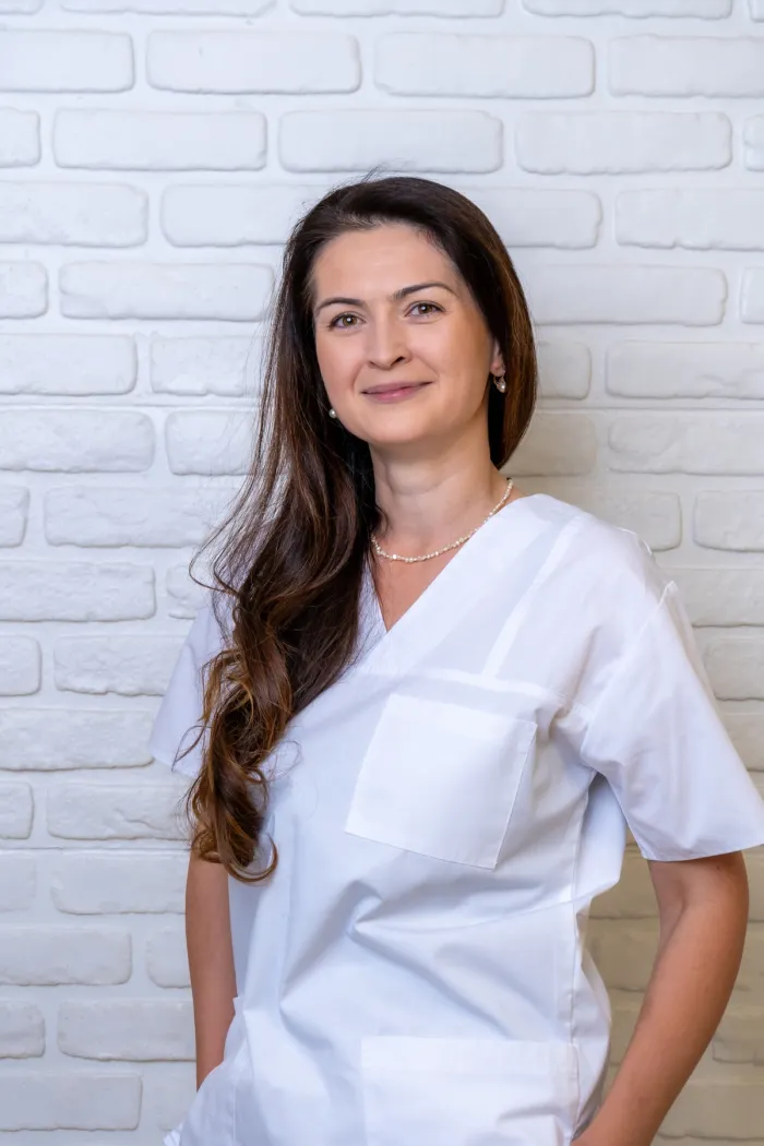 Dr. Cozma Andreea Maria - medic specialist stomatolog, competență endodonție